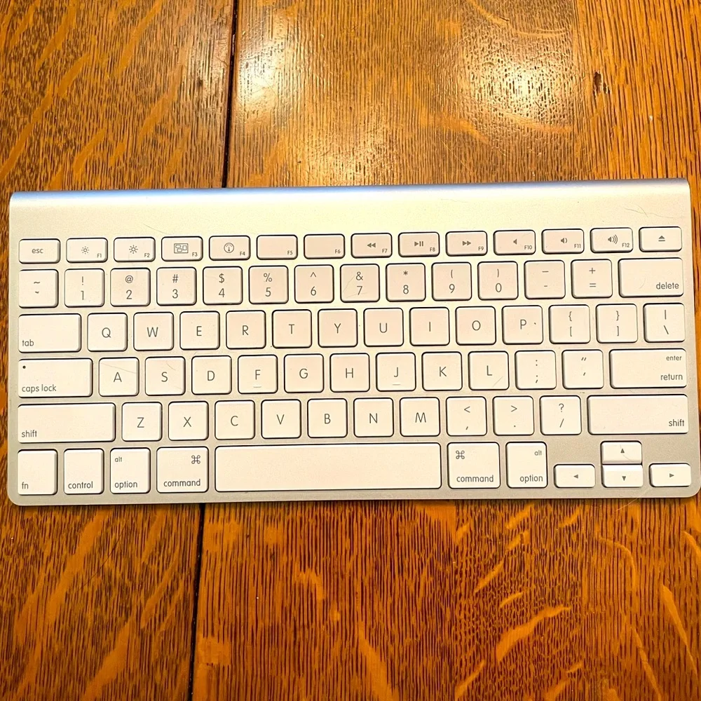 AUTHENTIC APPLE Wireless Keyboard - White and Silver. Gently Used. Tech Must!